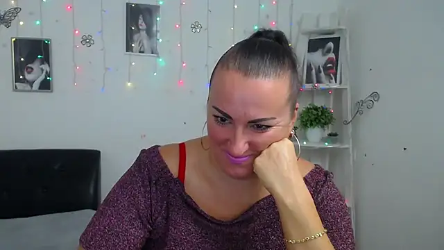 Snapshot of DianaMGG chatting on 9, 10, 2025 DianaMGG online show from 9, 10, 2025