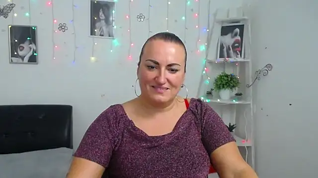 Snapshot of DianaMGG chatting on 9, 10, 2025 DianaMGG online show from 9, 10, 2025