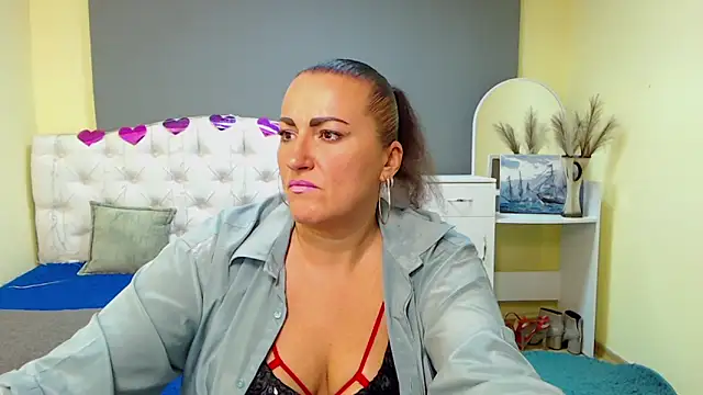 Snapshot of DianaMGG chatting on 11, 10, 2025 DianaMGG online show from 11, 10, 2025