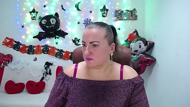 Snapshot of DianaMGG chatting on 18, 10, 2025 DianaMGG online show from 18, 10, 2025