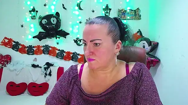 Snapshot of DianaMGG chatting on 21, 10, 2025 DianaMGG online show from 21, 10, 2025