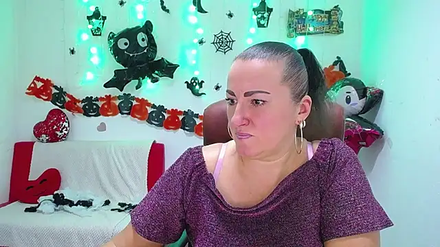 Snapshot of DianaMGG chatting on 2, 11, 2025 DianaMGG online show from 2, 11, 2025