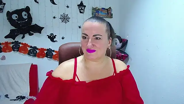 Snapshot of DianaMGG chatting on 4, 11, 2025 DianaMGG online show from 4, 11, 2025