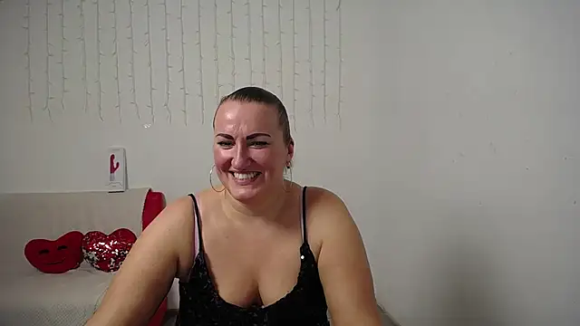 Snapshot of DianaMGG chatting on 8, 11, 2025 DianaMGG online show from 8, 11, 2025