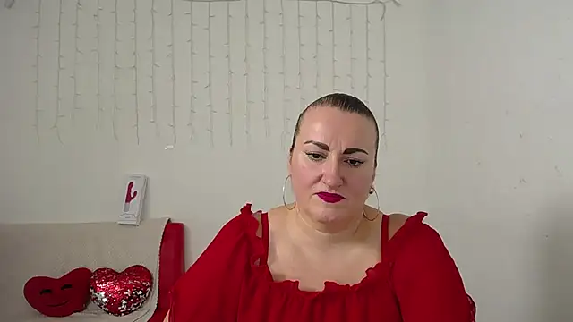 Snapshot of DianaMGG chatting on 10, 11, 2025 DianaMGG online show from 10, 11, 2025