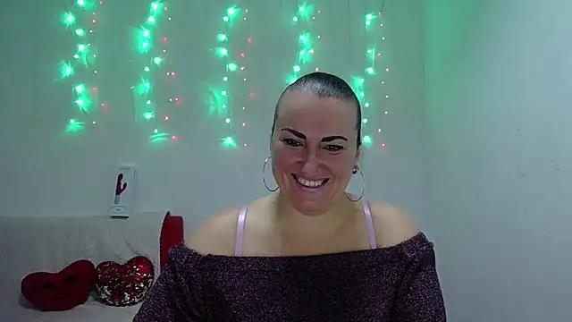 Snapshot of DianaMGG chatting on 11, 11, 2025 DianaMGG online show from 11, 11, 2025