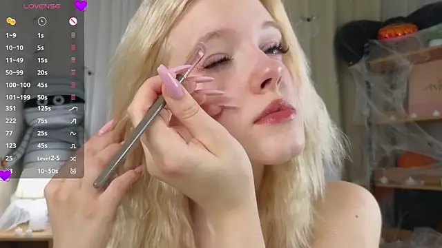 Snapshot of EdlaHewell chatting on 6, 11, 2025 EdlaHewell online show from 6, 11, 2025