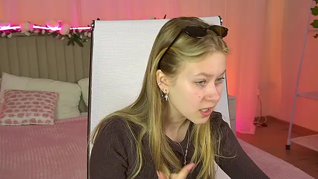 Snapshot of EveMundie chatting on 9, 5, 2026 EveMundie online show from 9, 5, 2026