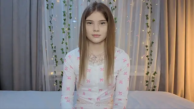 Snapshot of CarolinePepper chatting on 4, 4, 2026 CarolinePepper online show from 4, 4, 2026