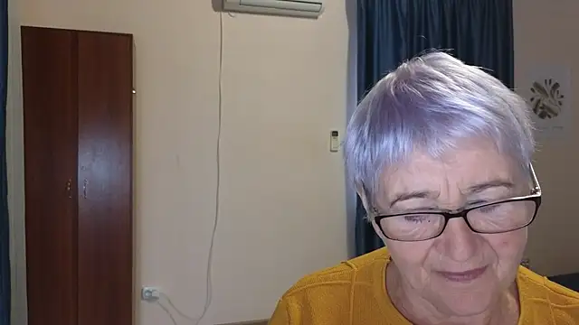 Snapshot of Sandra_Snowflake chatting on 9, 11, 2025 Sandra Snowflake online show from 9, 11, 2025