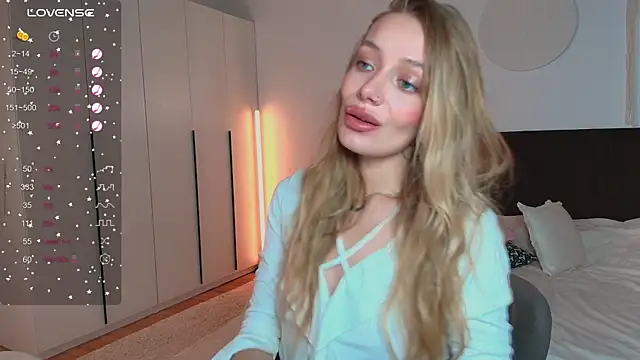 Snapshot of LunaticaBae chatting on 15, 9, 2025 LunaticaBae online show from 15, 9, 2025