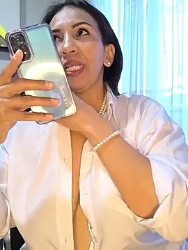 Mrsvictoriaaa online show from 13, 5, 2026