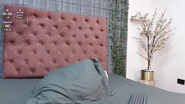 Mia  coluccy online show from 13, 9, 2025