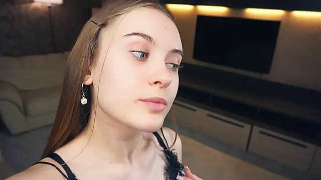 QuennaCoote online show from 6, 3, 2025