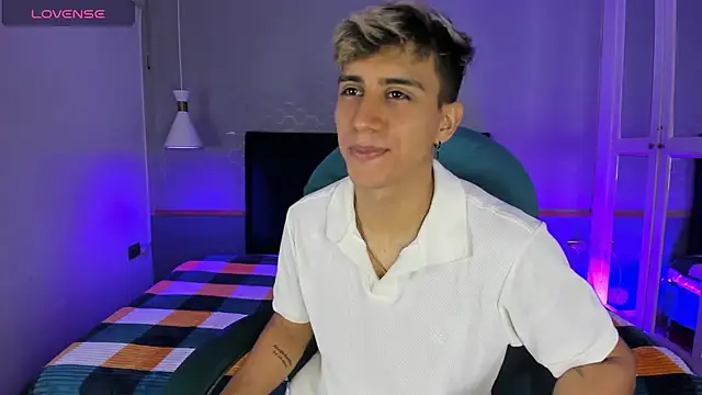 Snapshot of Allex_Cano chatting on 22, 2, 2025 Allex Cano online show from 22, 2, 2025