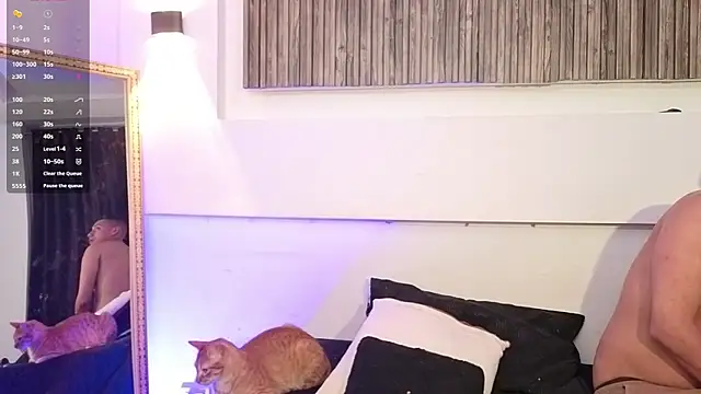 Snapshot of aron_and_paula chatting on 22, 10, 2025 aron and paula online show from 22, 10, 2025