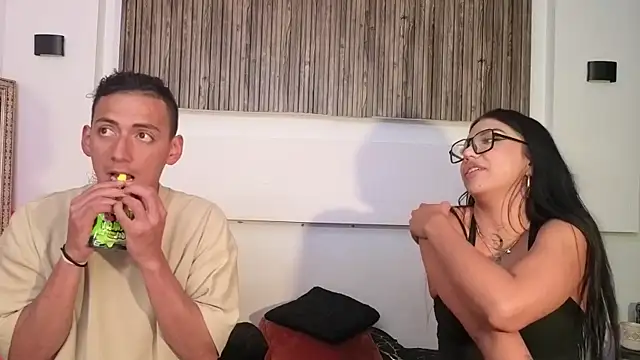 Snapshot of aron_and_paula chatting on 31, 10, 2025 aron and paula online show from 31, 10, 2025