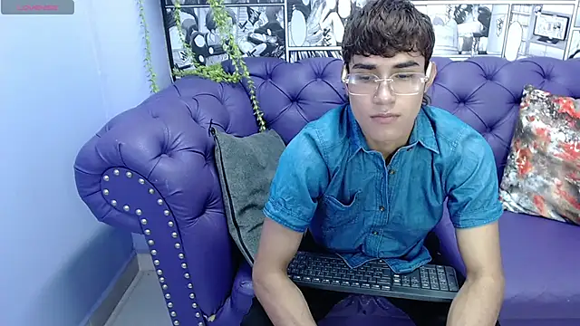 Santiago Johnson  online show from 25, 2, 2025