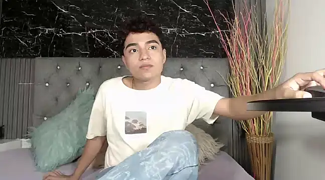 Snapshot of CamilowhiteS chatting on 22, 2, 2025 CamilowhiteS online show from 22, 2, 2025