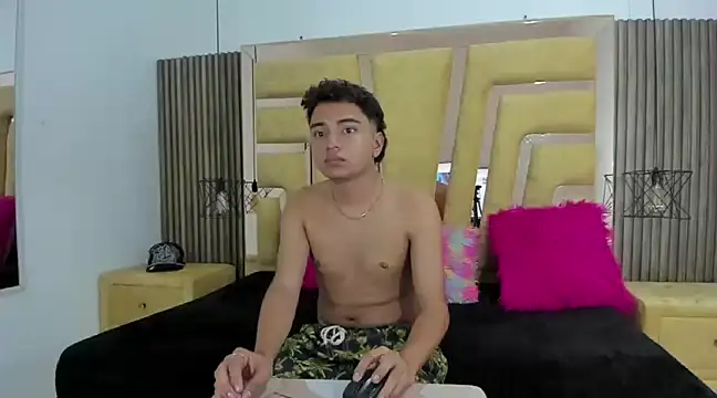 Snapshot of CamilowhiteS chatting on 27, 2, 2025 CamilowhiteS online show from 27, 2, 2025