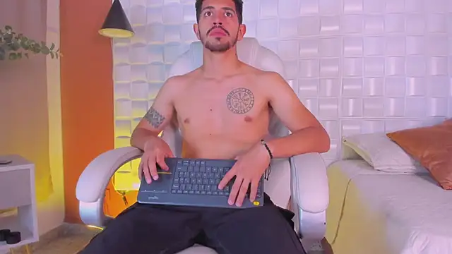 Snapshot of AlejandroStormm chatting on 12, 3, 2025 AlejandroStormm online show from 12, 3, 2025
