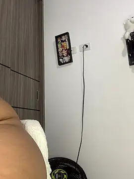 Snapshot of Leah_yuah_ chatting on 8, 3, 2025 Leah yuah online show from 8, 3, 2025