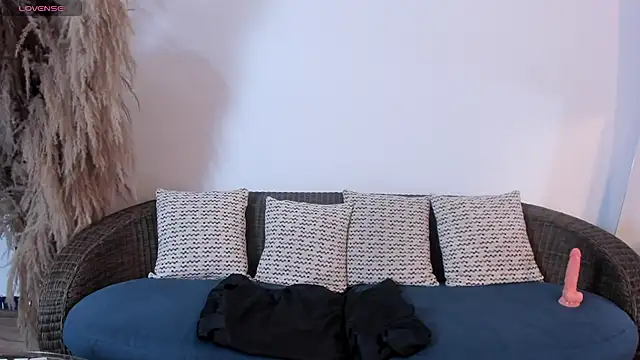 Ivaannaa  online show from 1, 3, 2025