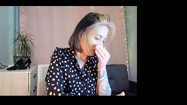 Just Scarlet  online show from 10, 1, 2026