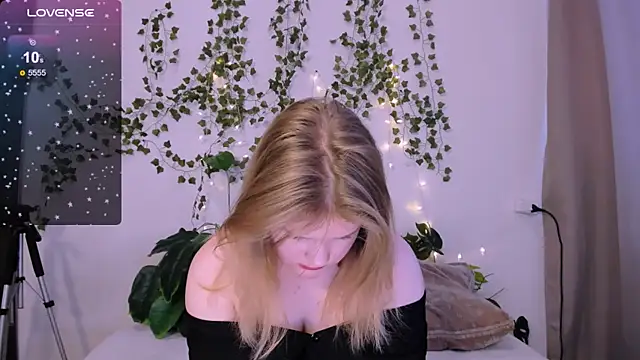 LaseyMoon online show from 13, 3, 2025