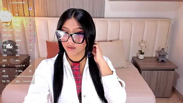 Nicoll Evans  online show from 17, 10, 2025