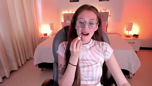 Snapshot of Emily_Warren_ chatting on 7, 10, 2025 Emily Warren  online show from 7, 10, 2025