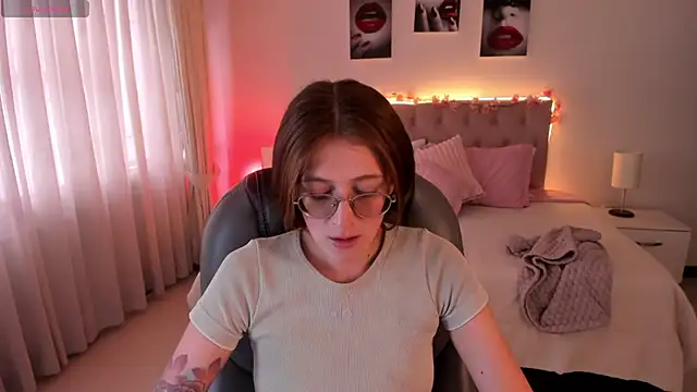 Snapshot of Emily_Warren_ chatting on 16, 10, 2025 Emily Warren  online show from 16, 10, 2025