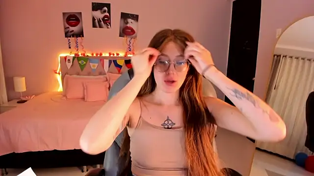 Snapshot of Emily_Warren_ chatting on 22, 6, 2026 Emily Warren online show from 22, 6, 2026