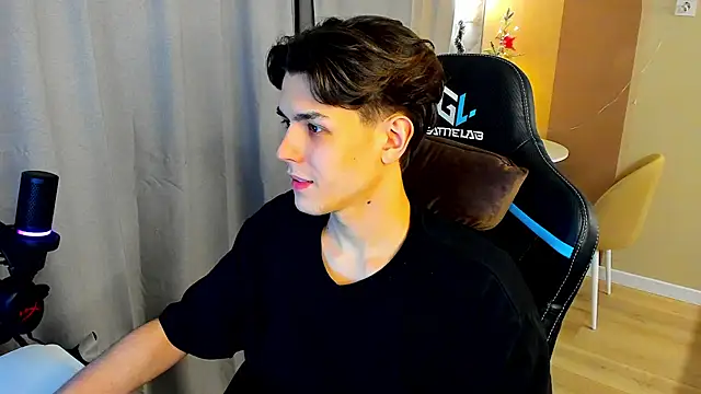 Snapshot of TravisRevas chatting on 16, 12, 2025 TravisRevas online show from 16, 12, 2025