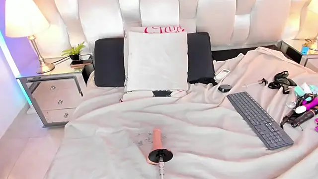 Snapshot of megan_loviitz chatting on 19, 4, 2026 megan loviitz online show from 19, 4, 2026