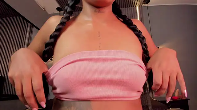 Snapshot of alahia_betancurx chatting on 11, 11, 2025 alahia betancurx online show from 11, 11, 2025