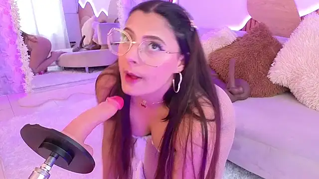 Snapshot of madisonjones- chatting on 28, 11, 2025 madisonjones- online show from 28, 11, 2025