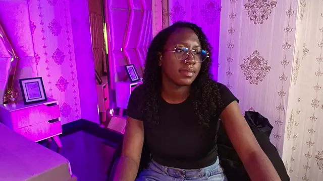 Snapshot of Qeen_blackk chatting on 16, 9, 2025 Qeen blackk online show from 16, 9, 2025
