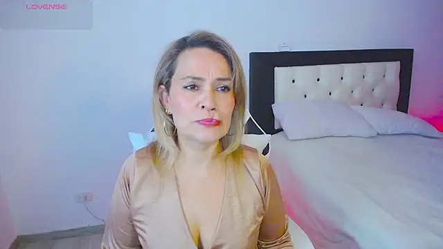 CarolinneFiotti online show from 15, 10, 2025