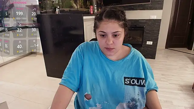 Snapshot of Layla- chatting on 11, 9, 2025 Layla- online show from 11, 9, 2025