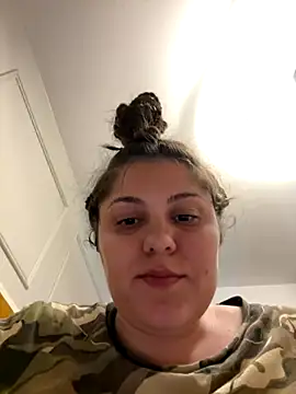 Snapshot of Layla- chatting on 15, 9, 2025 Layla- online show from 15, 9, 2025