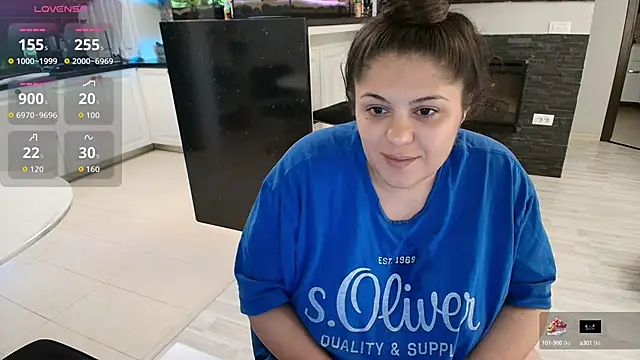 Snapshot of Layla- chatting on 25, 9, 2025 Layla- online show from 25, 9, 2025