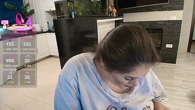 Snapshot of Layla- chatting on 6, 11, 2025 Layla- online show from 6, 11, 2025