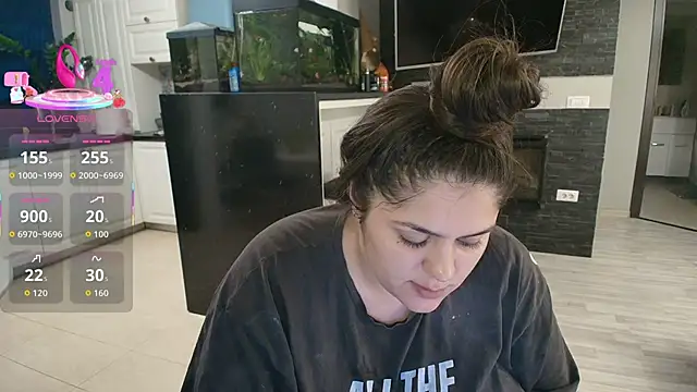 Snapshot of Layla- chatting on 7, 11, 2025 Layla- online show from 7, 11, 2025