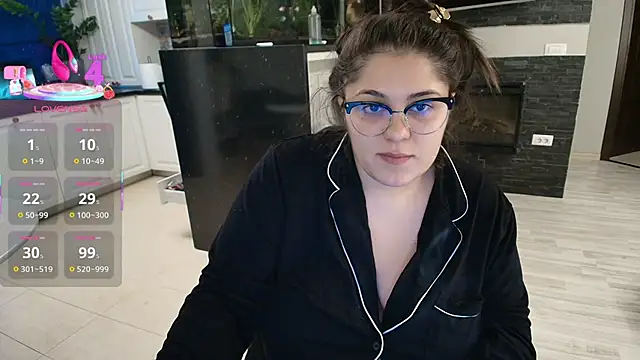 Snapshot of Layla- chatting on 14, 11, 2025 Layla- online show from 14, 11, 2025