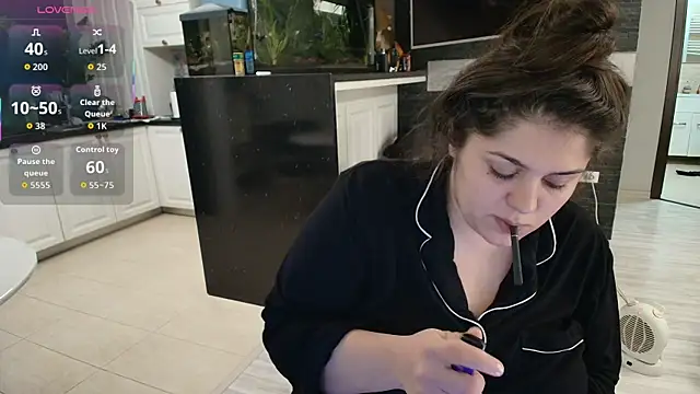 Snapshot of Layla- chatting on 22, 11, 2025 Layla- online show from 22, 11, 2025