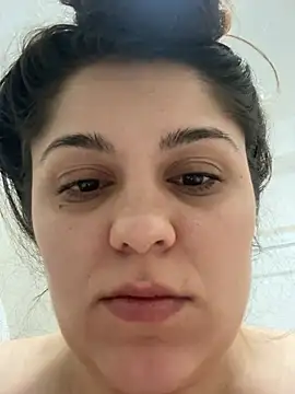 Snapshot of Layla- chatting on 8, 3, 2026 Layla- online show from 8, 3, 2026