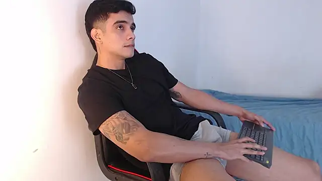 Snapshot of adam_levis17 chatting on 25, 9, 2025 adam levis17 online show from 25, 9, 2025