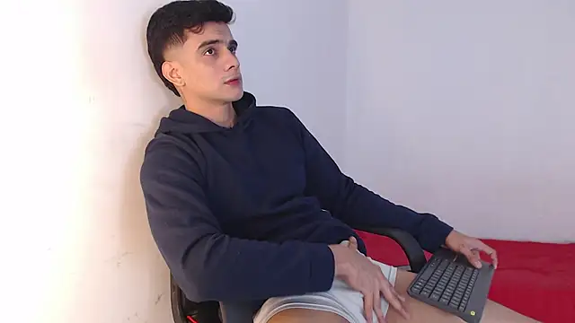 Snapshot of adam_levis17 chatting on 25, 10, 2025 adam levis17 online show from 25, 10, 2025