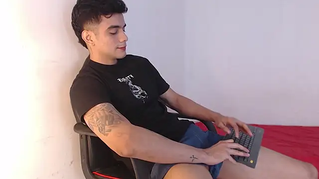 Snapshot of adam_levis17 chatting on 30, 10, 2025 adam levis17 online show from 30, 10, 2025